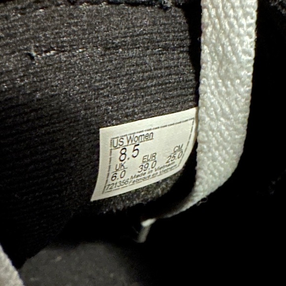 Women’s 8.5 High Top Classic Vans - Picture 5 of 7